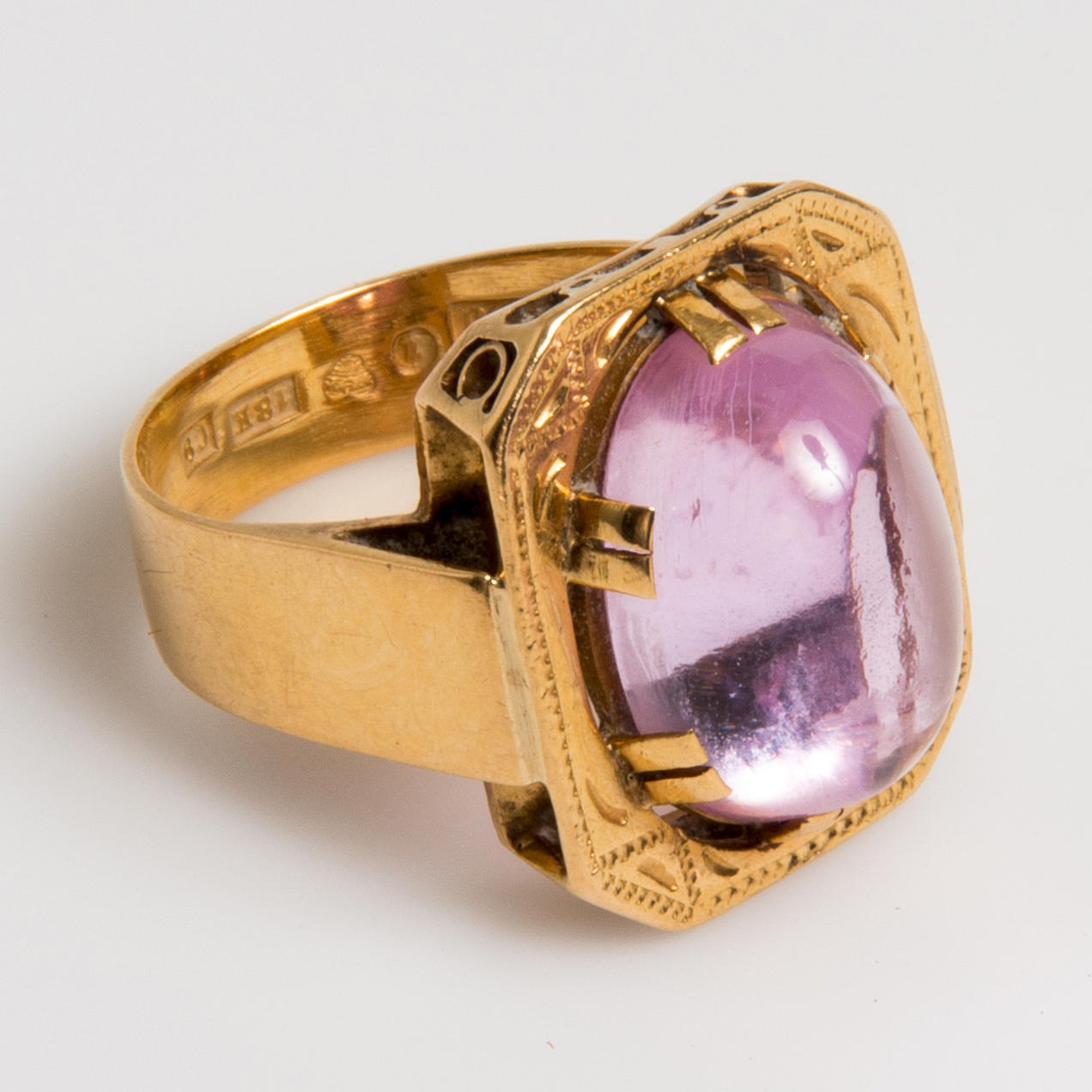 RING, 18 K guld med rosa safir, 8,5 ct, 1900-talets mitt.