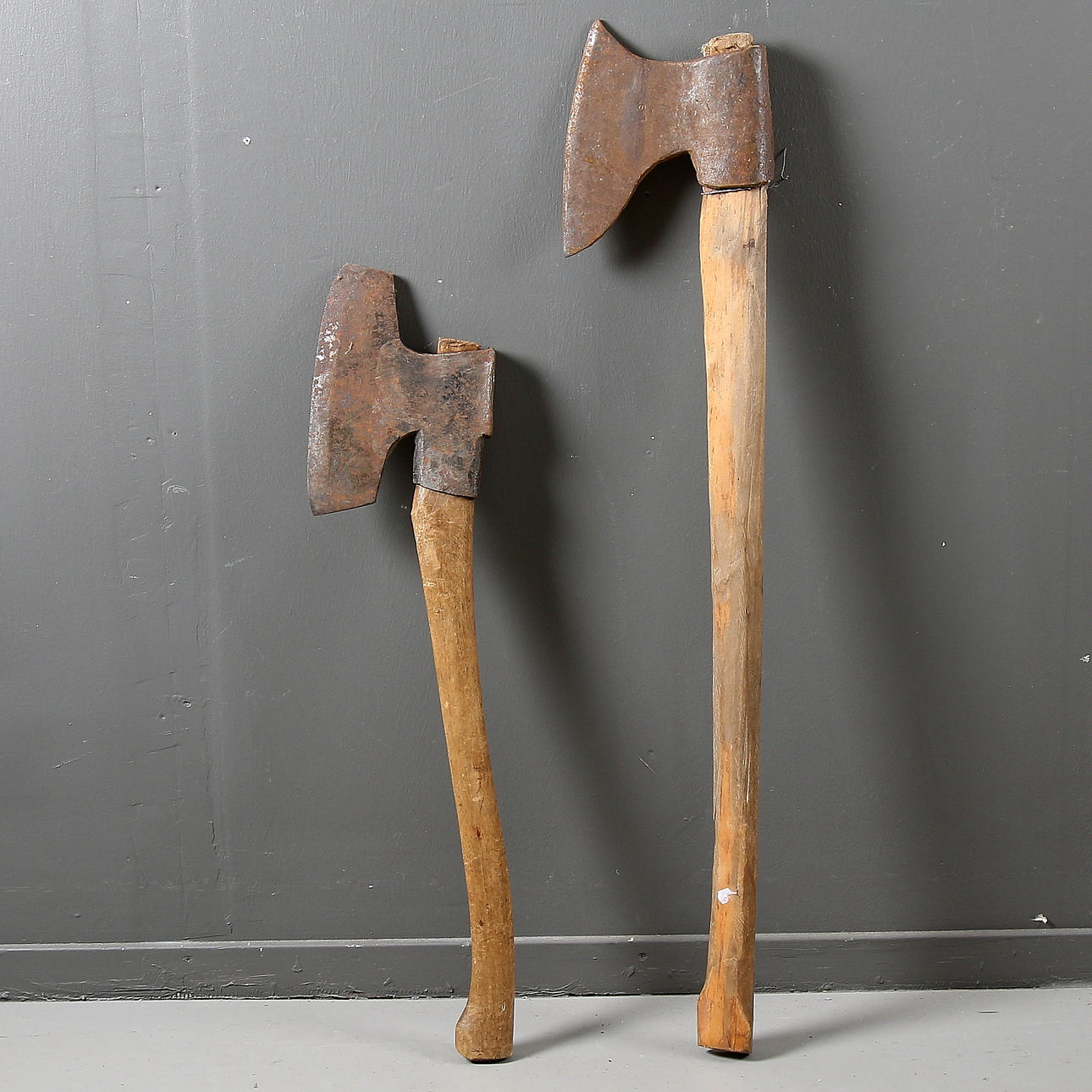 BILYXOR, 2 st, järn och trä, en märkt "LAS", 1800-tal.