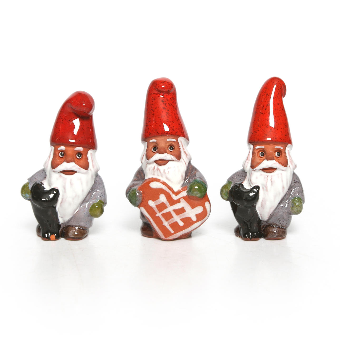 FIGURINER, 3 st, keramik, tomtar, Rolf Berg, Torshälla, 1900-talets andra hälft.