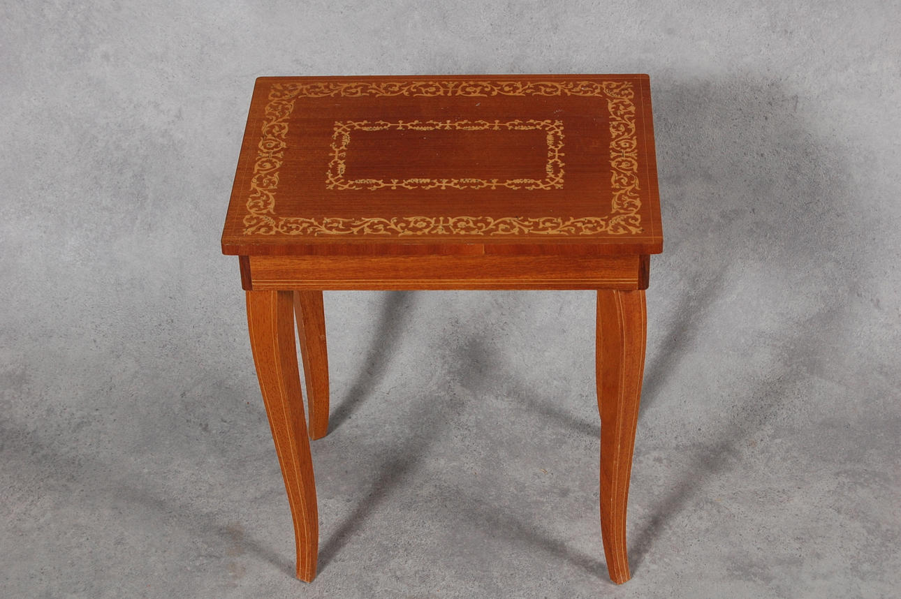 SKRIN, med intarsia, 1900-tal.