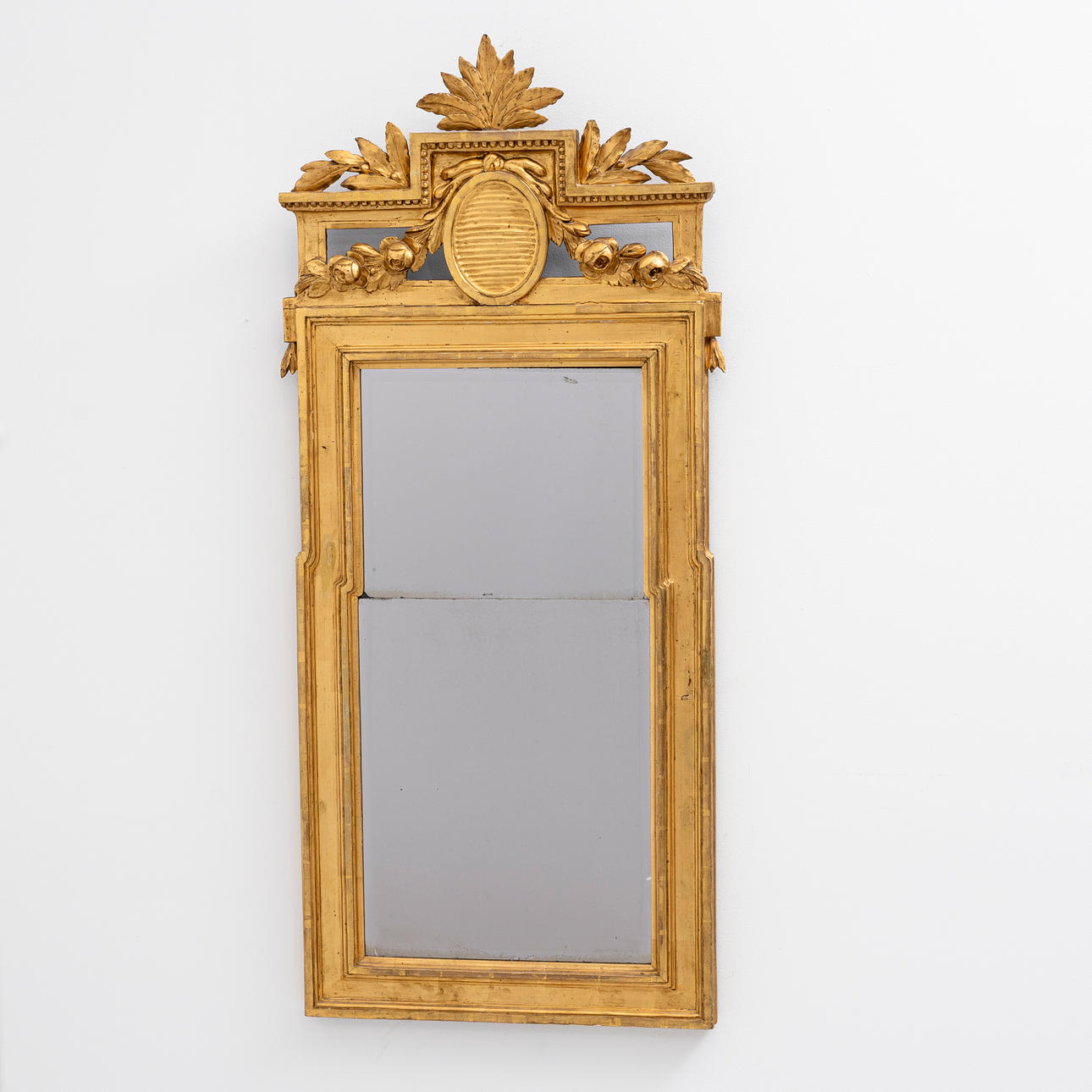 ANDERS CARLSSON (spegelfabrikör 1772-1801), spegel, gustaviansk, förgylld, skuren dekor delvis i papier mache, signerad och hallstämplad, otydligt daterad (1700-tal).