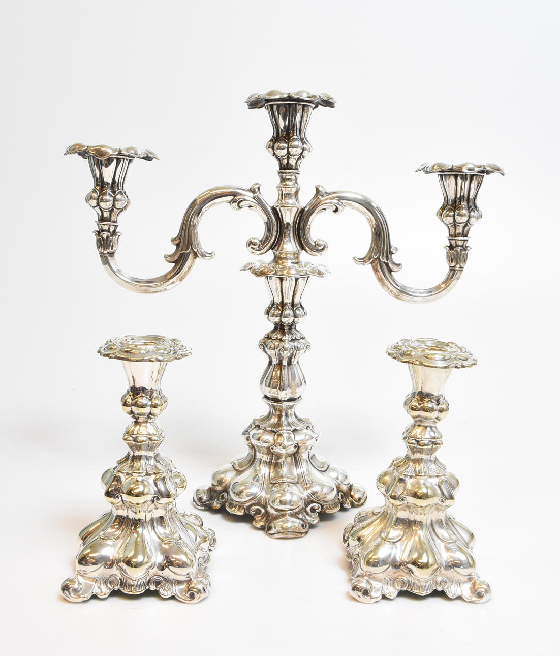 KANDELABER, LJUSSTAKAR, 3 delar nysilver, rokokostil.