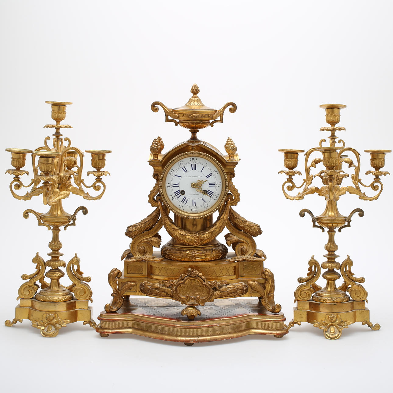 BORDSUR samt KANDELABRAR, ett par, förgylld brons, Frankrike, 1800-tal.