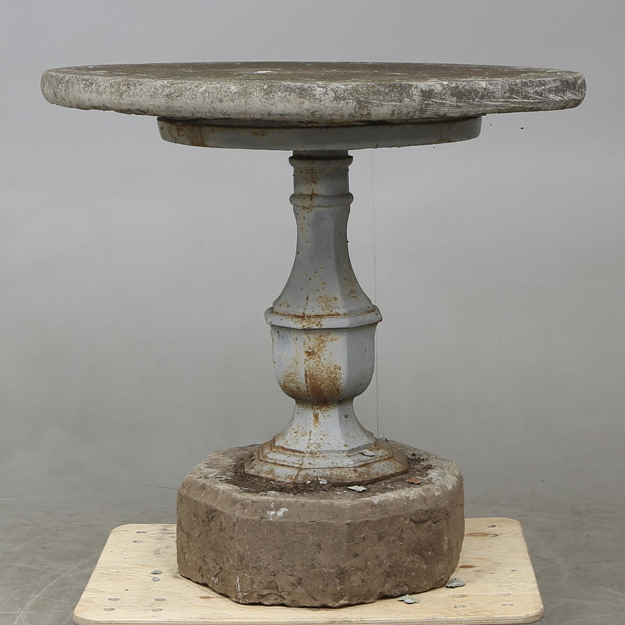 TRÄDGÅRDSBORD, märkt LG. omkring 1900.