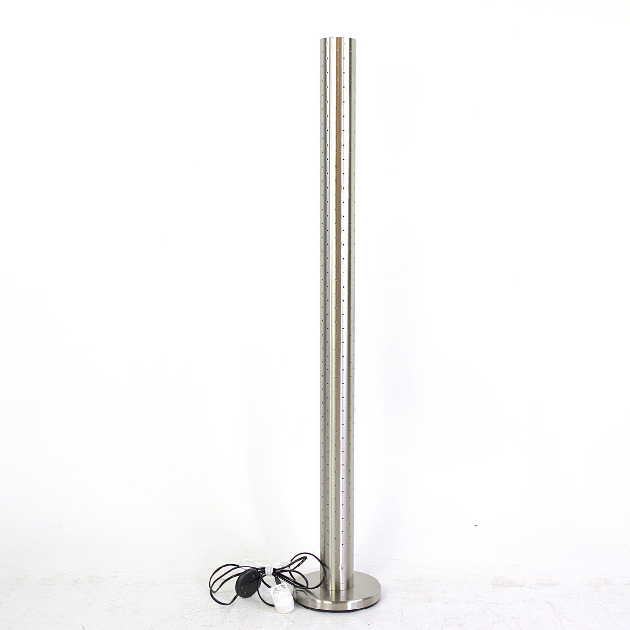 GOLVLAMPA, cylinderformat perforerat stål, nutida.