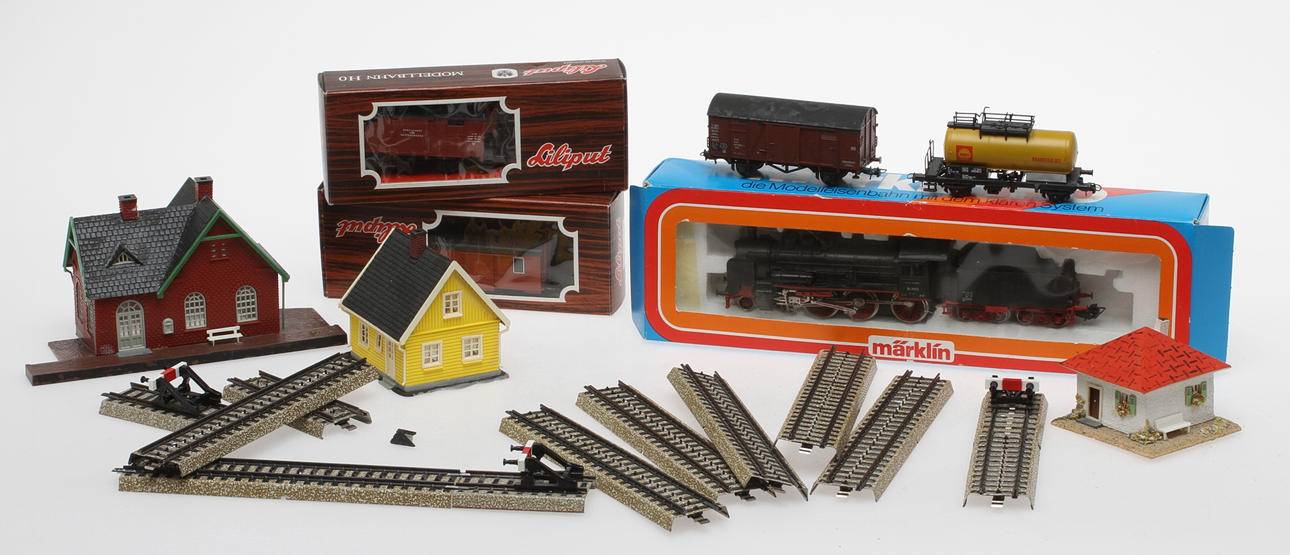 MODELLTÅG MÄRKLIN ånglok 3099 BR 38 3553, 4 övriga vagnar med mera. Delvis originalkartonger.