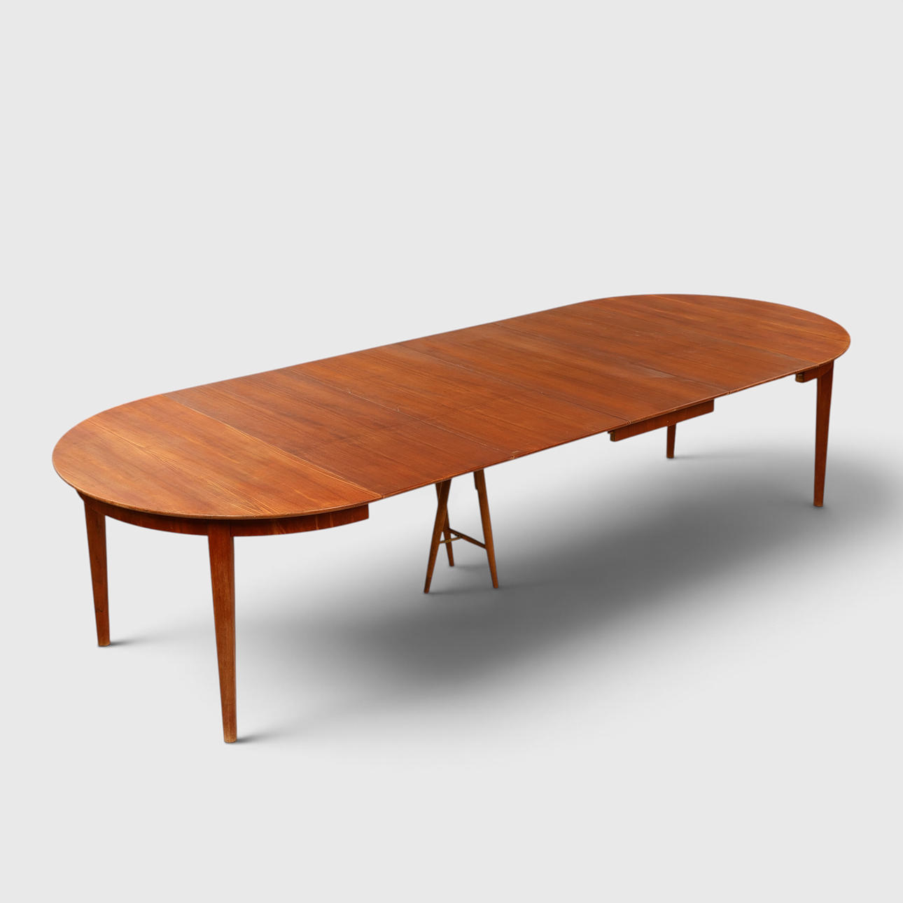 ATTRIBUTED TO HENRY KJÆRNULF. Round teak dining table with extension, four leaves of 50 cm included, Sorø Møbelfabrik, 1950s-60s, (1+4).