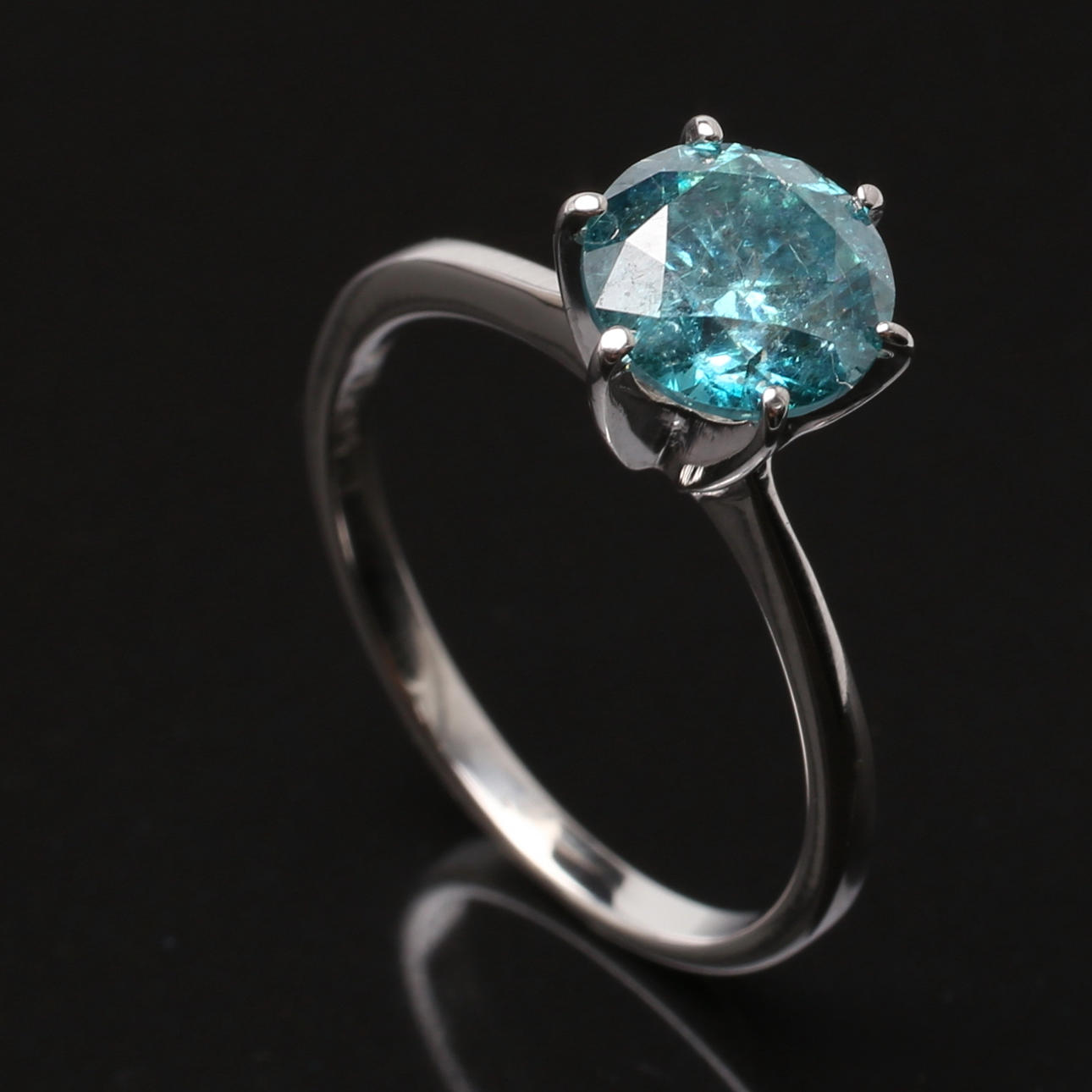 SOLITÄRRING i 14K vitguld, diamant 1,66 ct, totalvikt 2,3 gram.