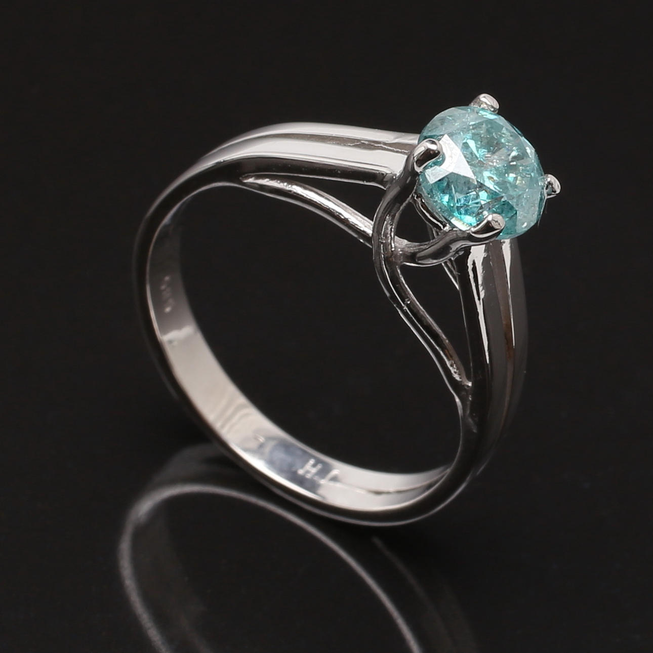 SOLITÄRRING i 14K vitguld, diamant 1,11 ct, totalvikt 3,4 gram.