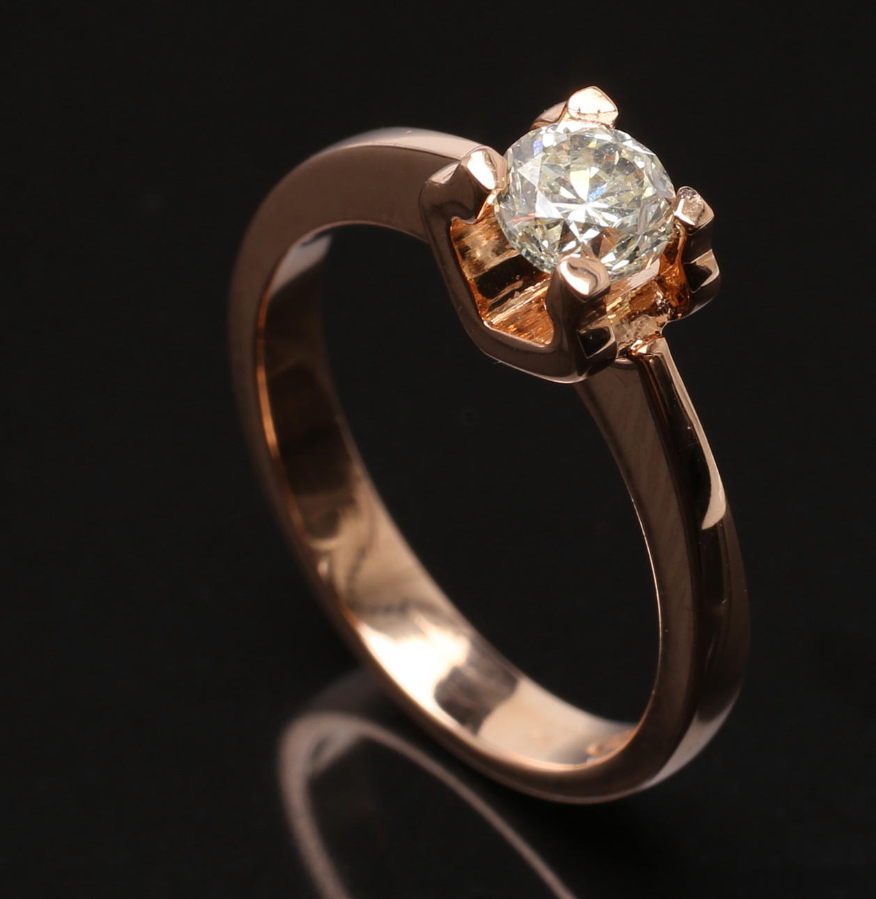 SOLITÄRRING i 18K rosaguld, diamant 0,52 ct, totalvikt 4,2 gram.