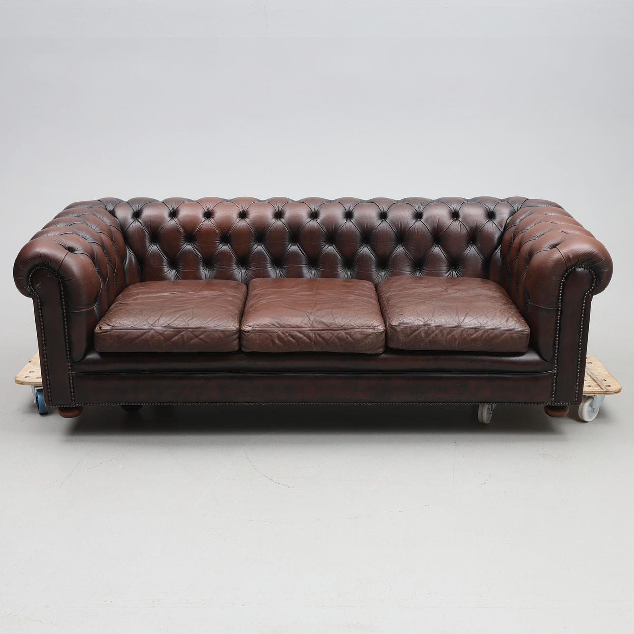 CHESTERFIELD SOFFA skinn England.