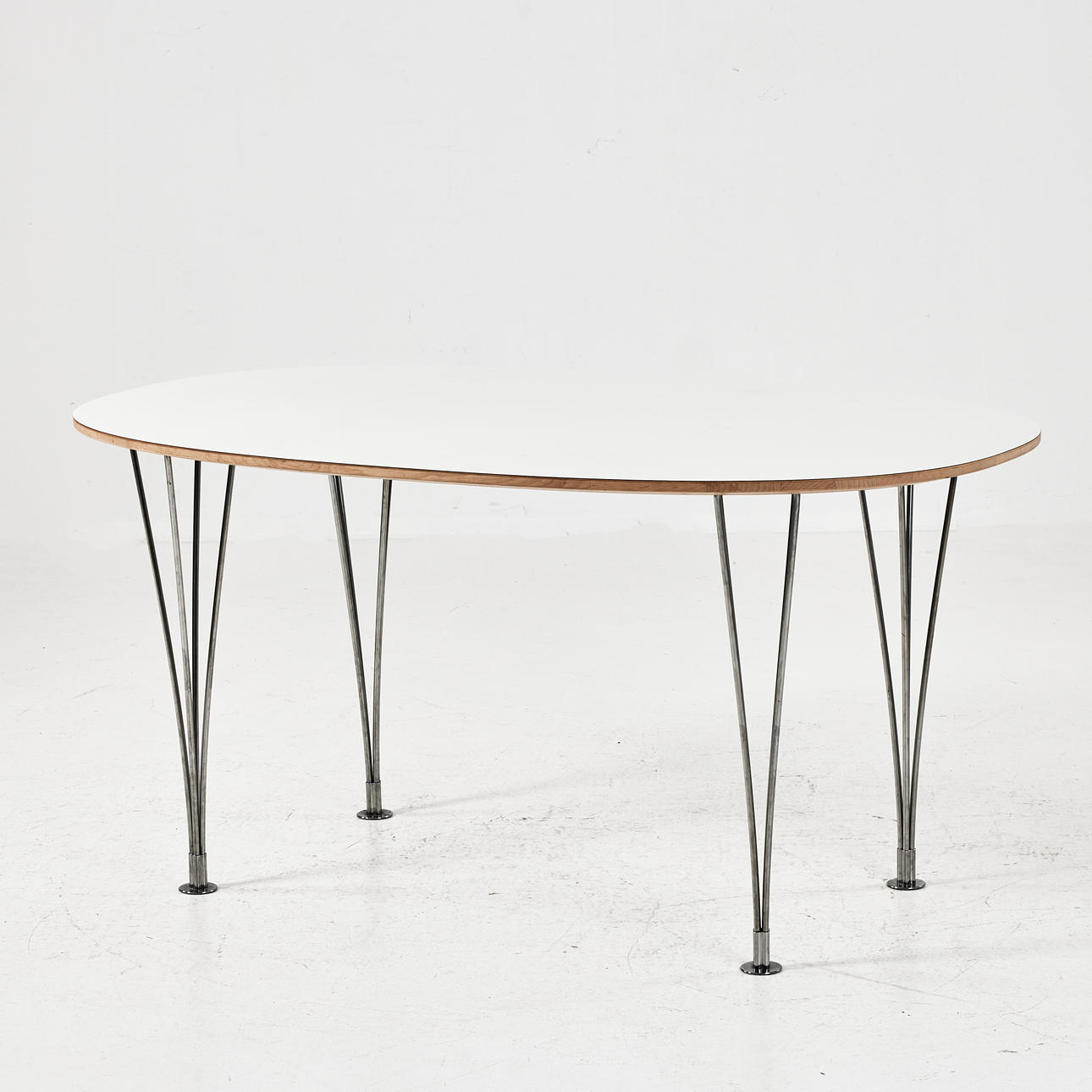 . BRUNO MATHSSON & PIET HEIN. Matbord "Superellips" brickmärkt Bruno Mathsson International, Fritz Hansen, 2021.