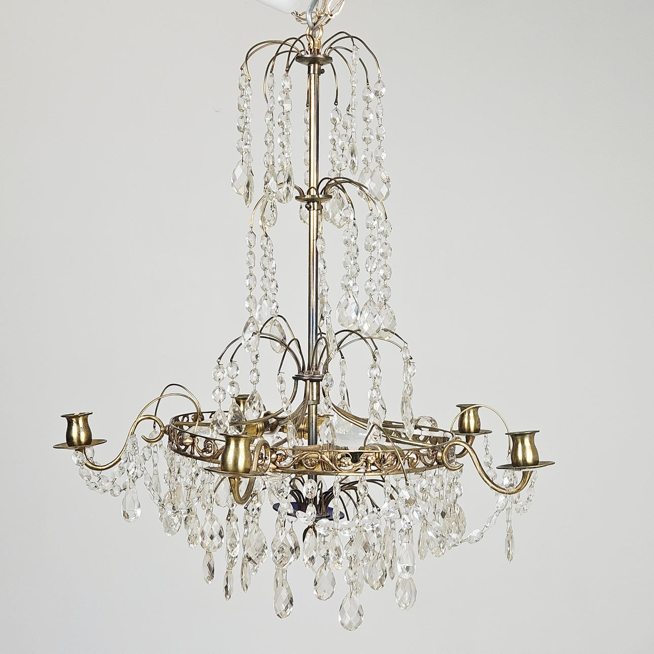 LJUSKRONA, sengustaviansk stil, 1900-tal, höjd exklusive kedja ca. 55 cm.