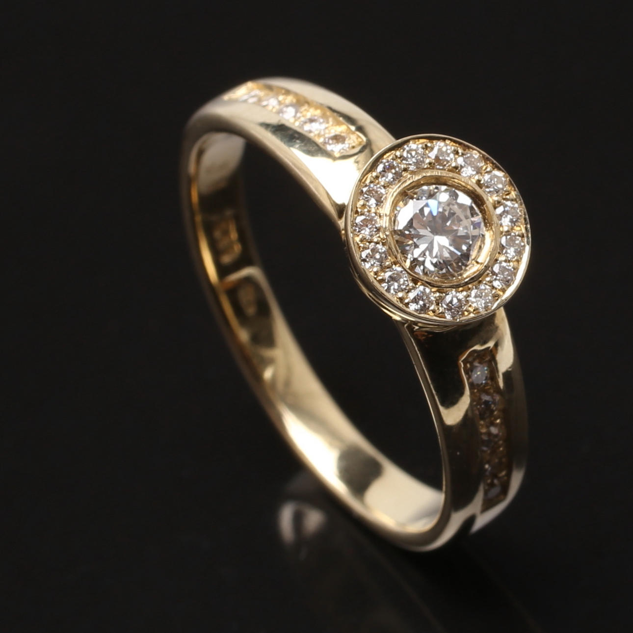 DIAMANTRING i 14K gulguld, besatt med diamanter om totalt 0,50 ct, vikt 4,2 gram.