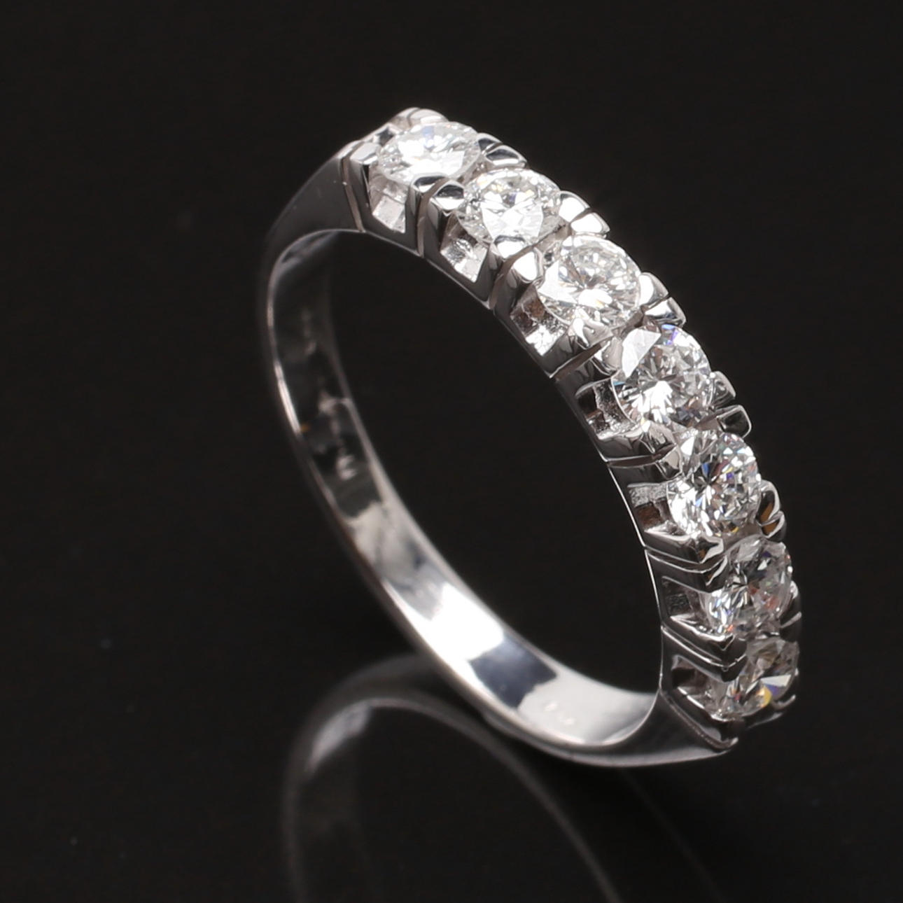 DIAMANTRING i 14K vitguld, diamanter totalt 0,80 ct, totalvikt 3,1 gram.