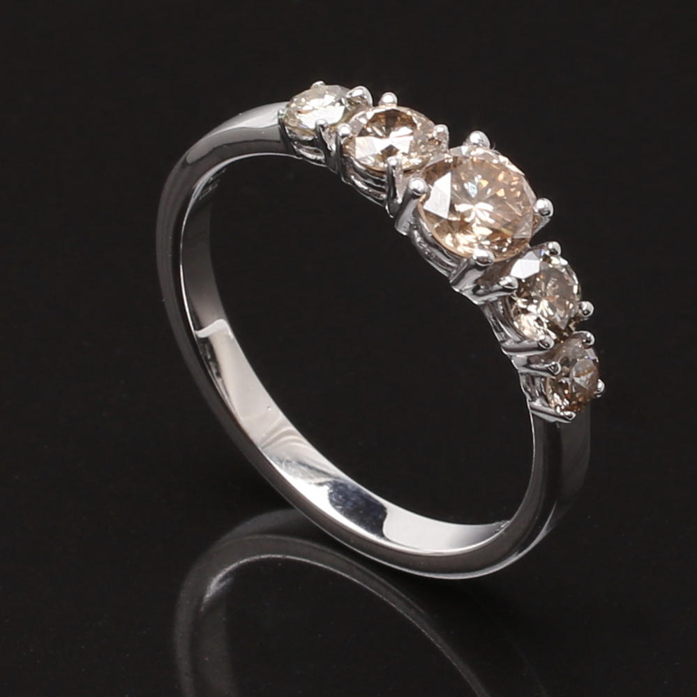RING i 14K vitguld, diamanter totalt 1,01 ct, totalvikt 2,4 gram.