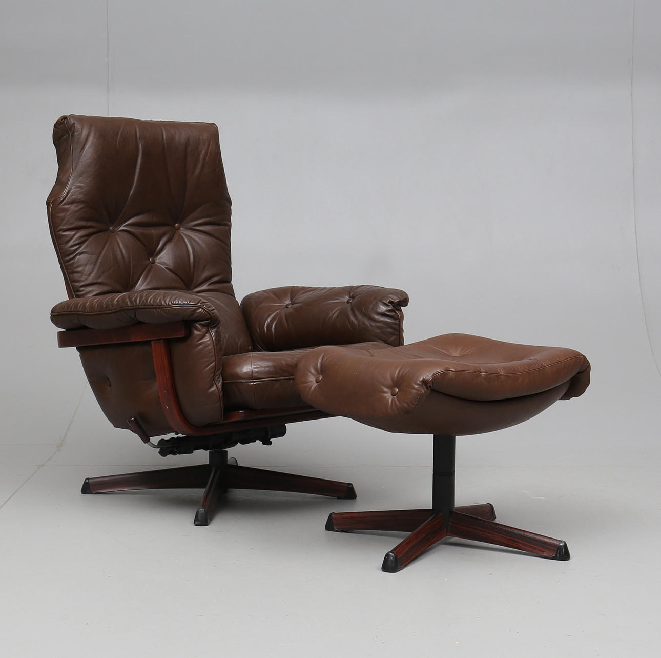 SNURRFÅTÖLJ OCH FOTPALL, Göte-Möbler, Nässjö, 1900-talets andra hälft.