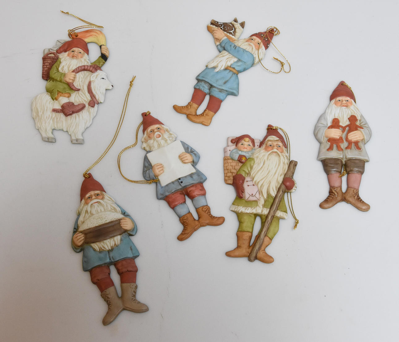 JULGRANSPRYDNADER 6 st porslin " Tomtar " Jenny Nyström Kalmars länsmuseum, nya i kartong.