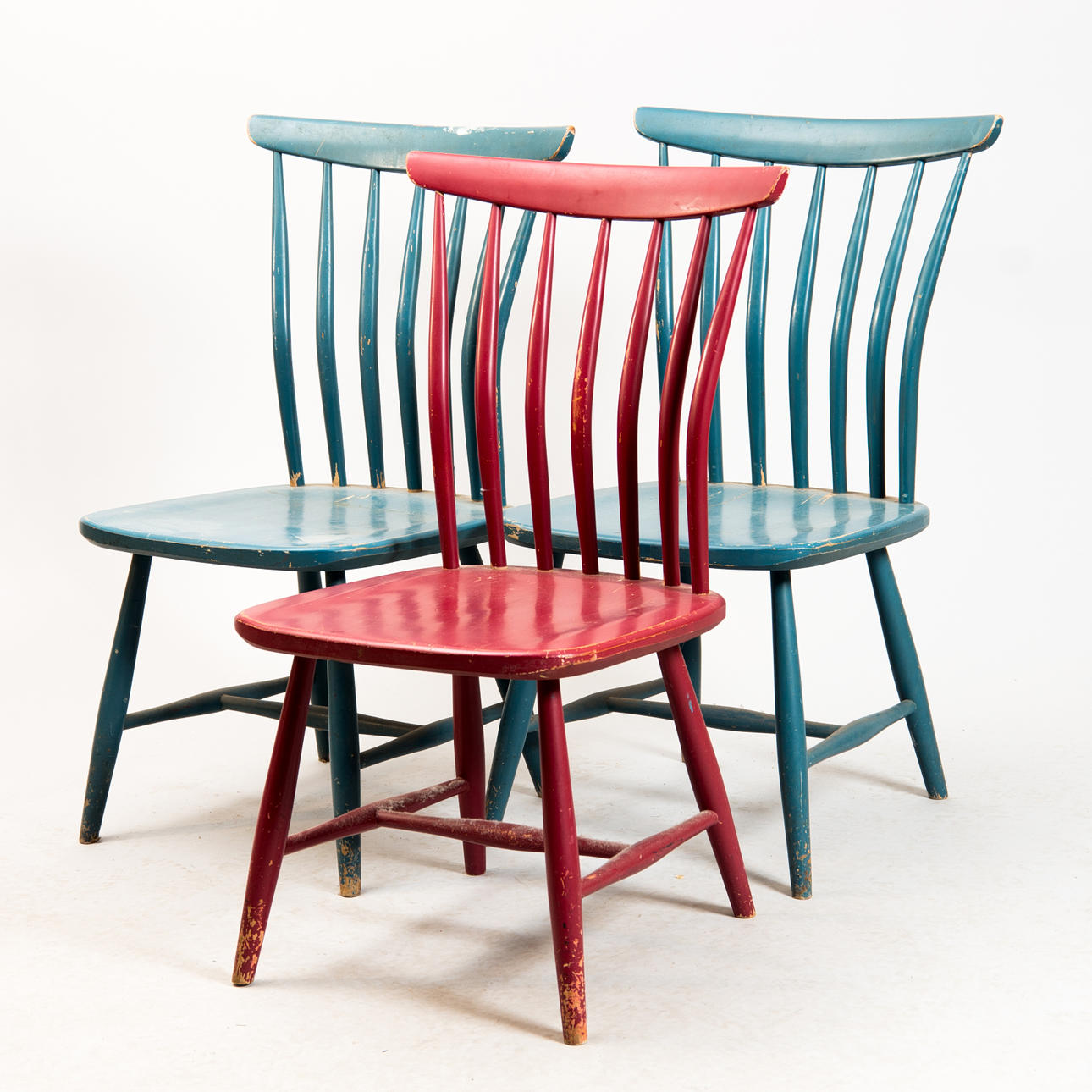 PINNSTOLAR, 3 stycken, målade, Bengt Åkerblom.