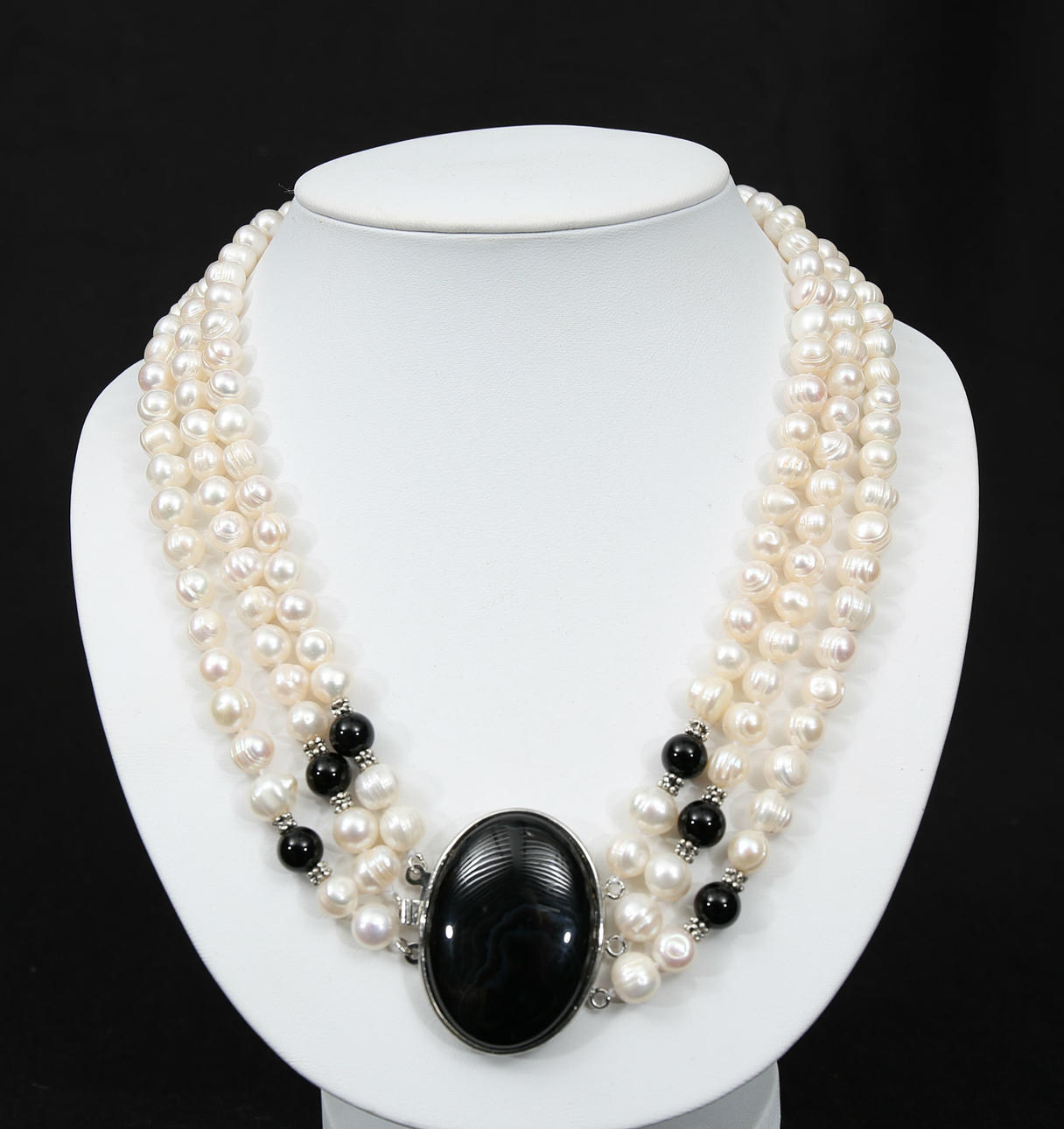COLLIER, vita odlade sötvattenspärlor och svart agat, treradigt, lås i vitmetall, 2000-tal.