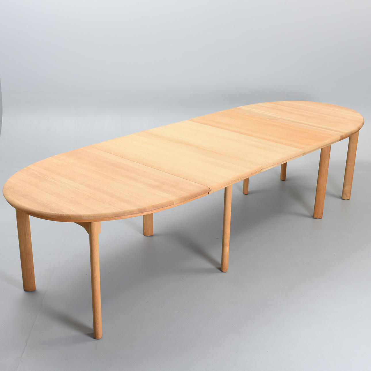 SKOVBY. Oval dining table in solid oak with three extension leaves, model DC05 (4).