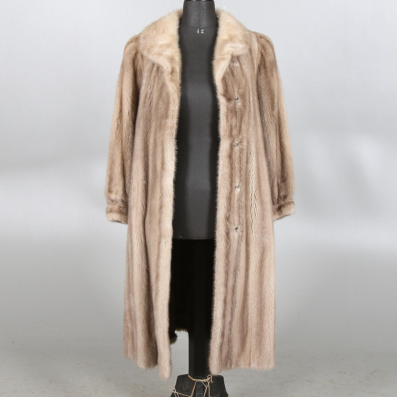 PÄLS, helryckt platina mink, Saga Mink, Körsnär Lindeborg, Wahlberg & Rösth, Uppsala, 1900-tal. Strl. 38.