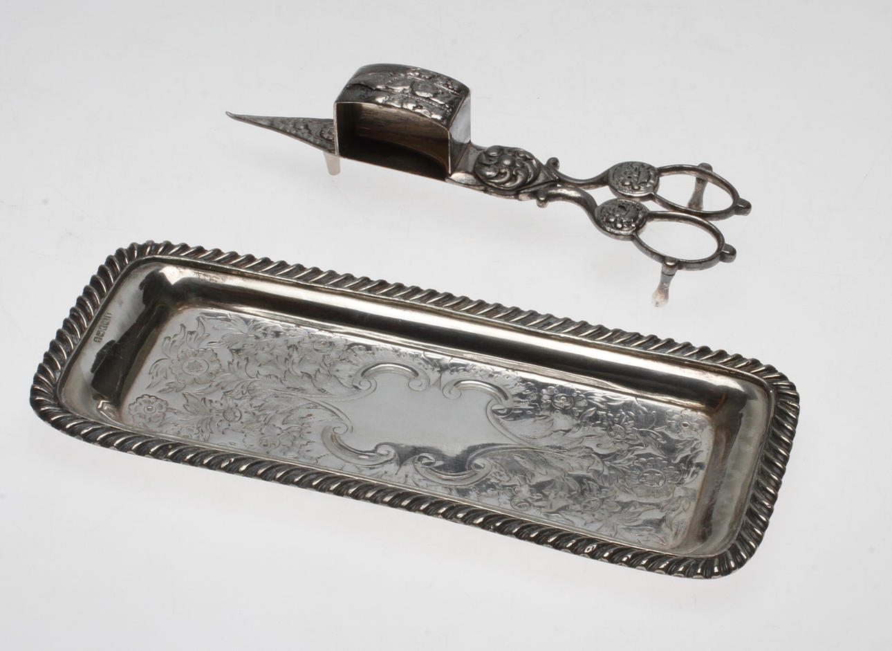 LJUSSAX med BRICKA, vitmetall, 1900-talets första hälft.