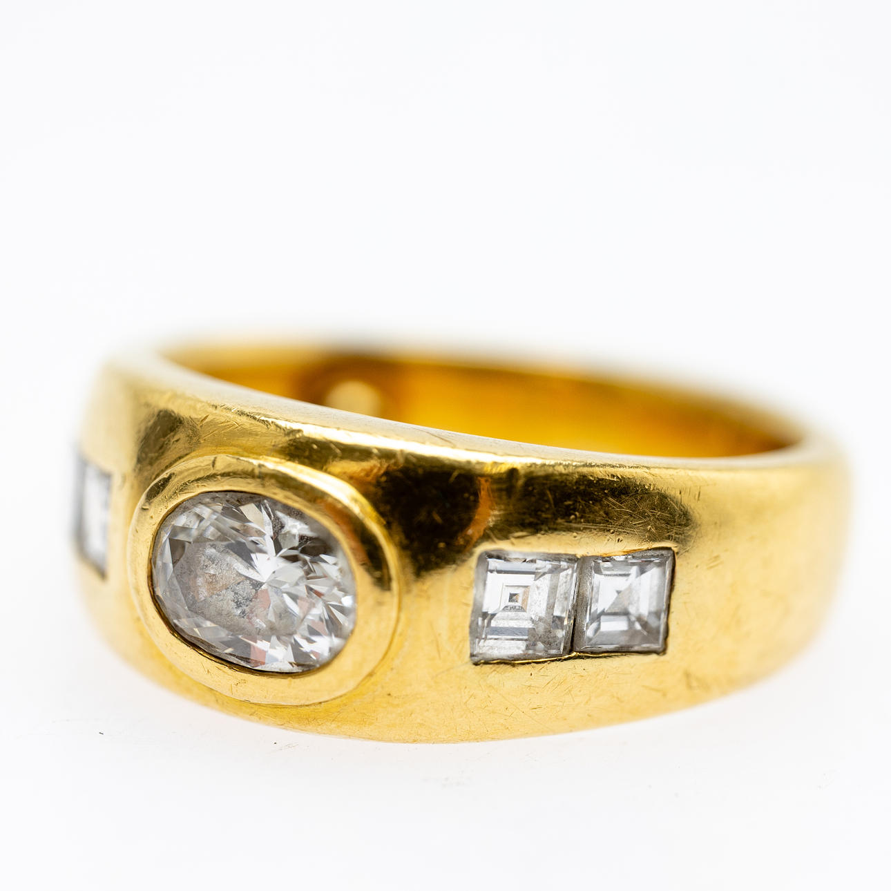 Solitärring med diamant.