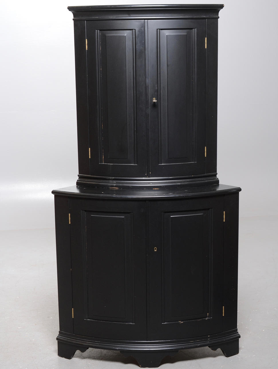 HÖRNSKÅP, GUSTAVIANSK STIL.