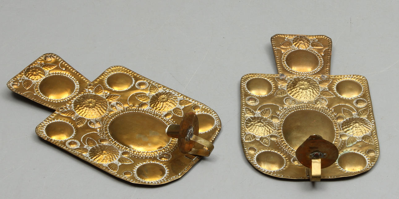 LJUSPLÅTAR, 1 par, för 1 ljus vardera, mässing, 1800-tal.