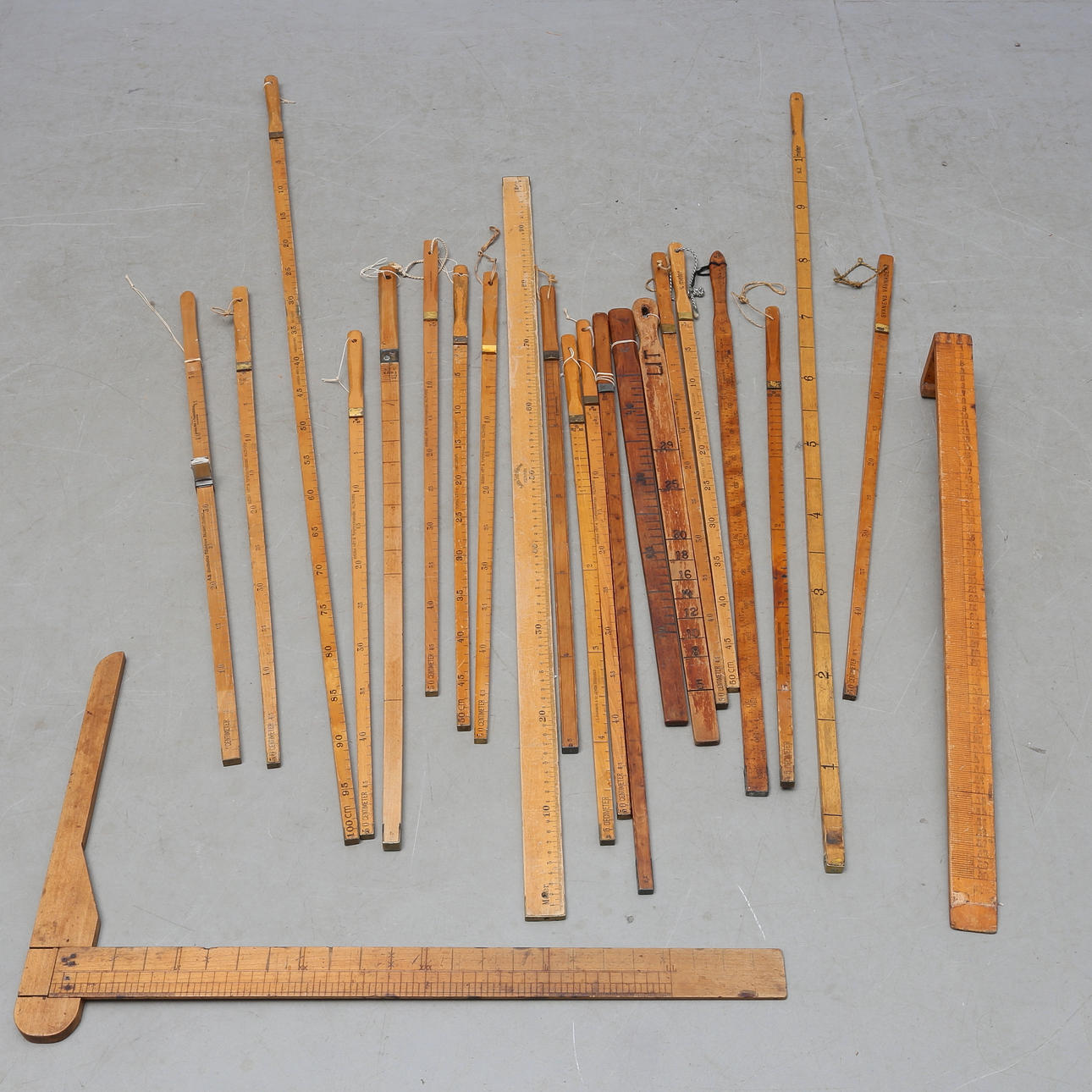 SAMLING MÄTSTICKOR, 36 delar, trä och mässing, huvudsakligen 1900-talets första hälft.