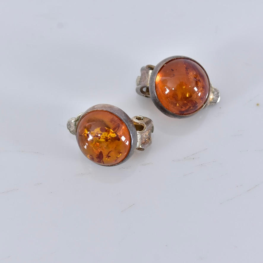ÖRHÄNGEN, ett par, med bärnsten, clips, sterlingsilver.