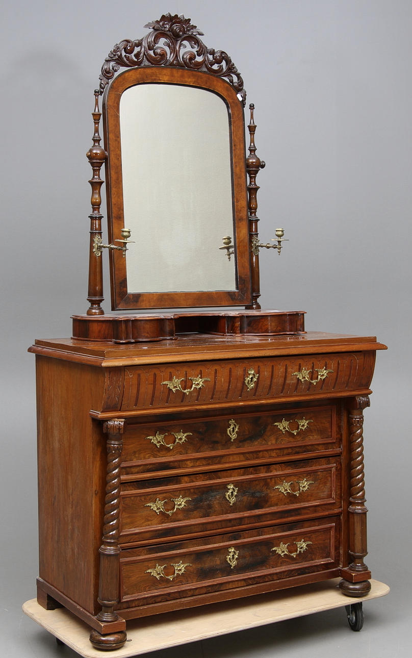 SPEGELBYRÅ. C:a 1890.