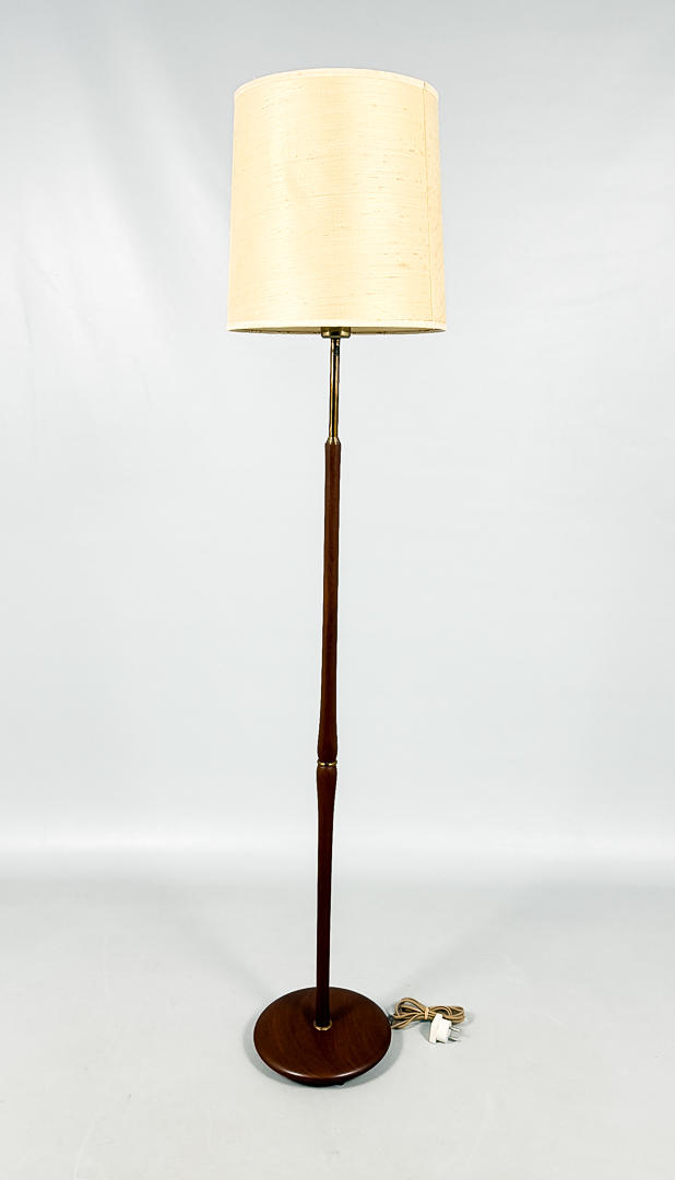 GOLVLAMPA, trä, mässing, 1900-tal.