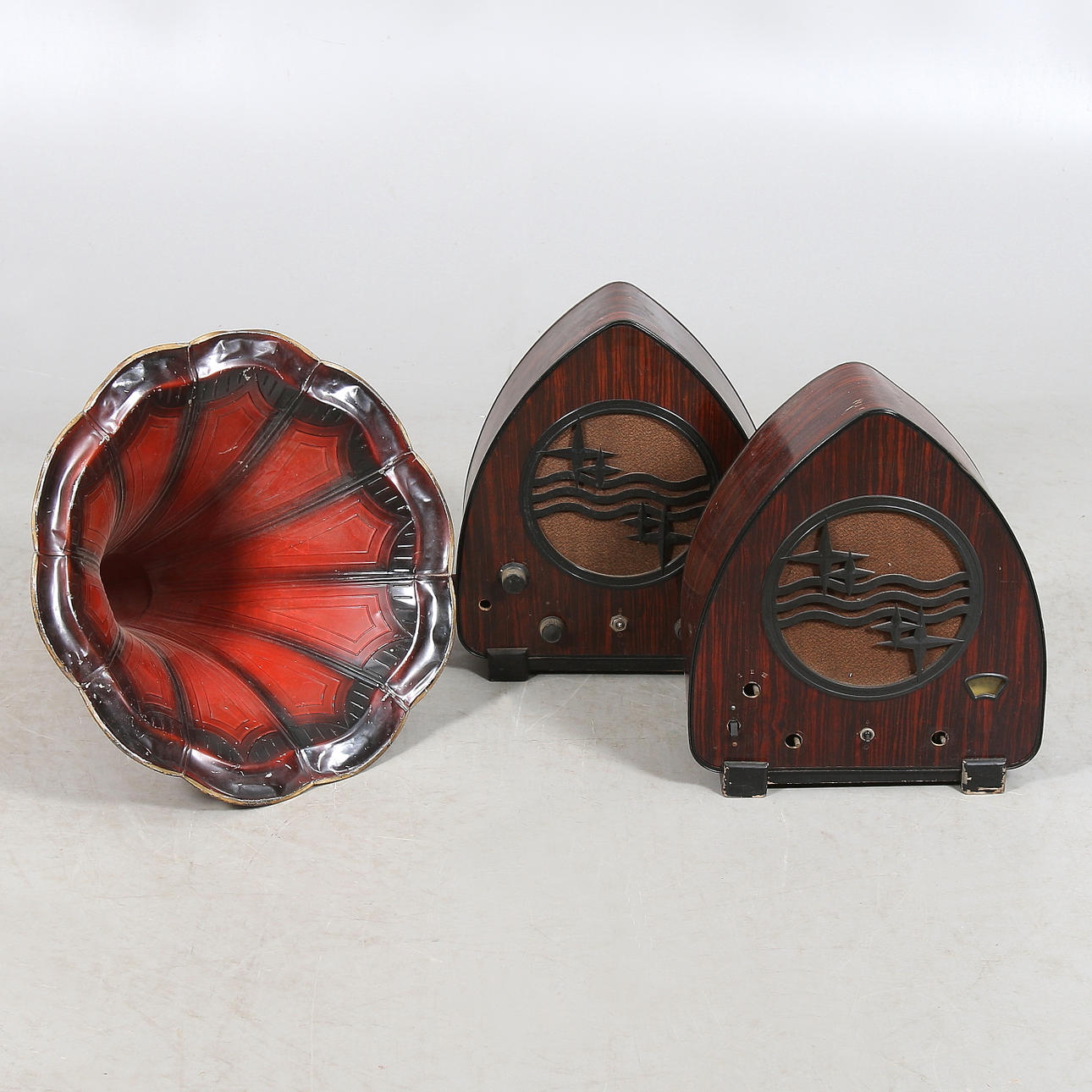 RADIOAPPARATER, 2 st. Philips, 1920-tal samt TRATT till GRAMMOFON, 18/1900-tal.