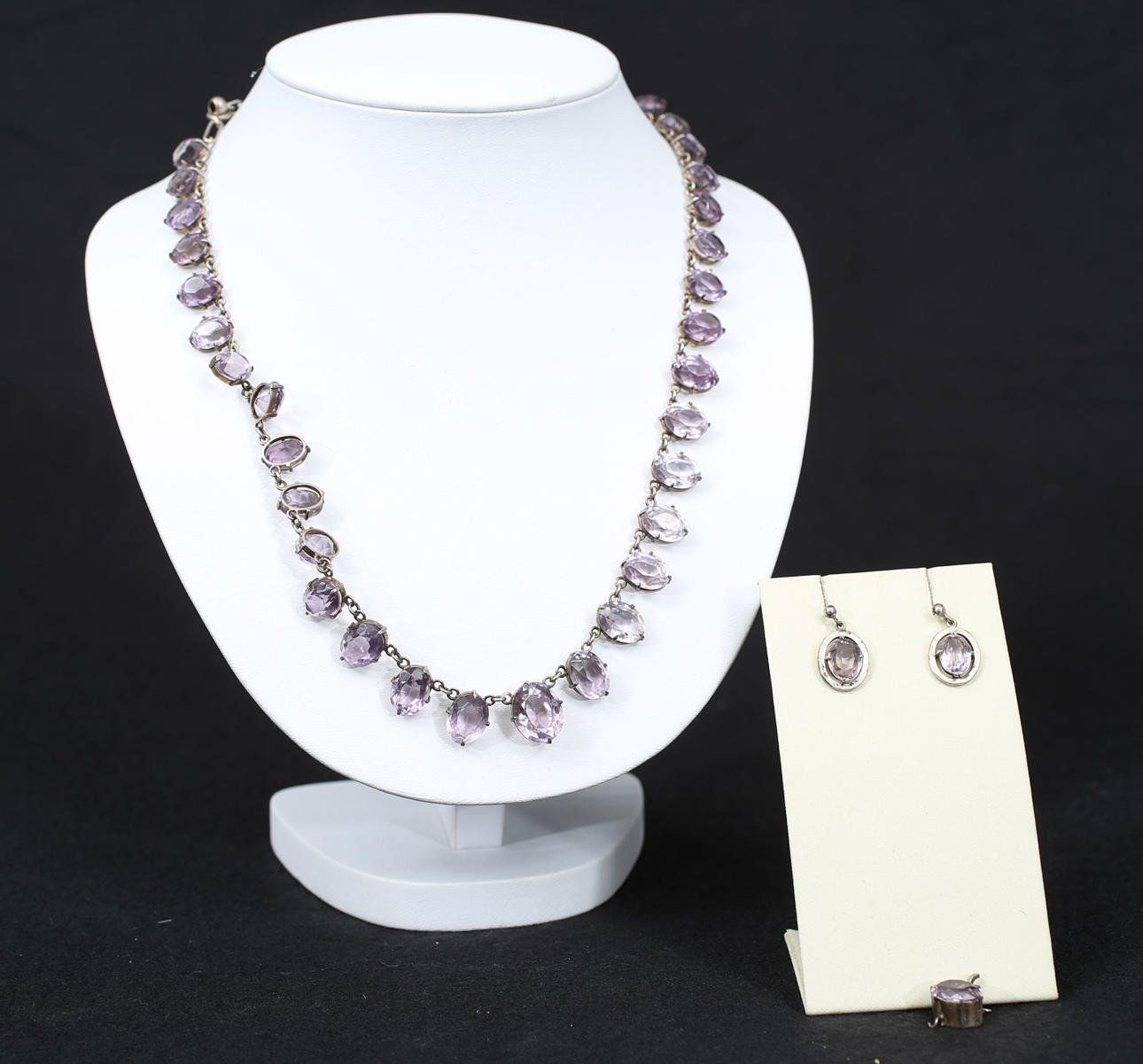 COLLIER, silver och lila stenar, total vikt 43,6 gram.