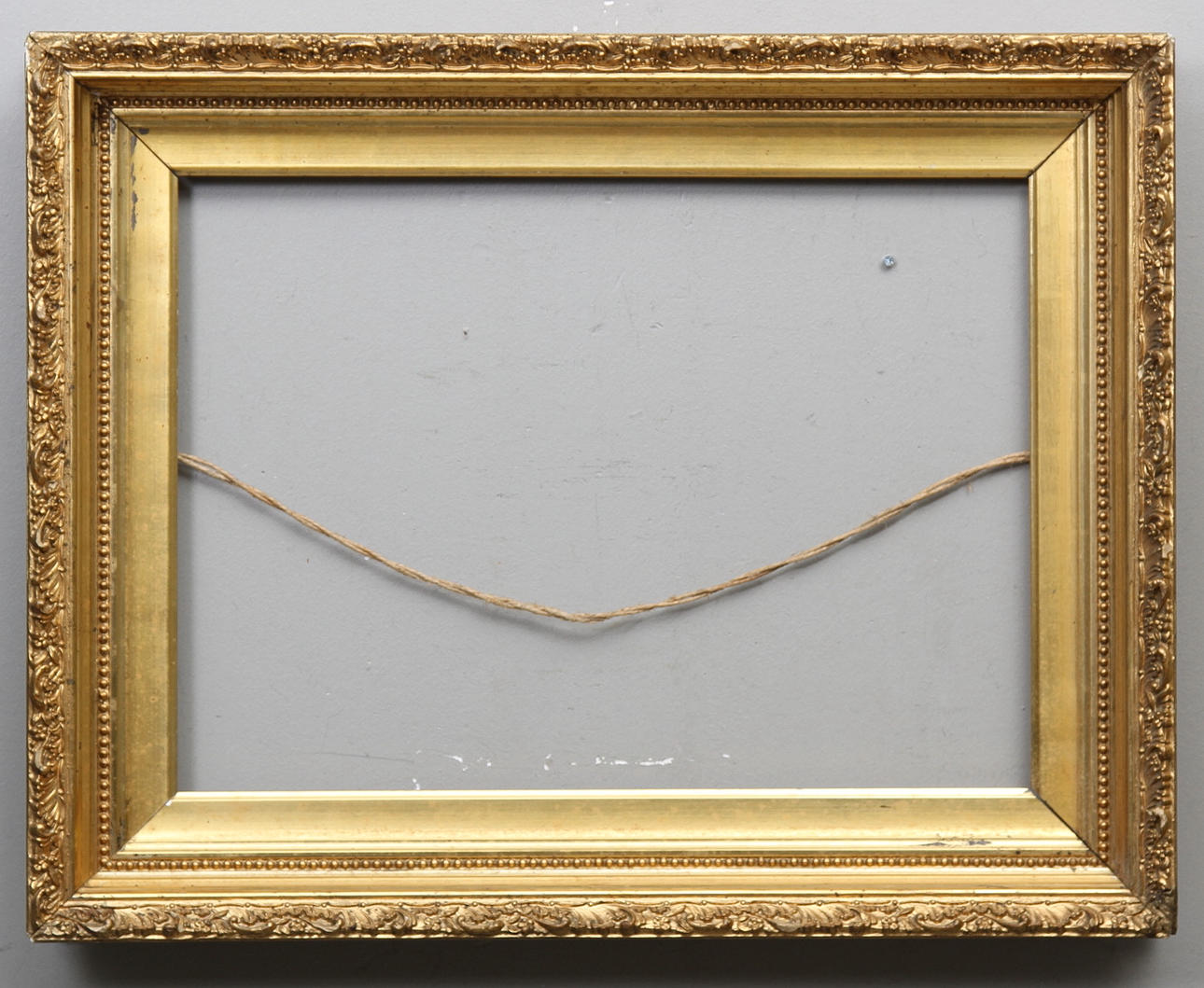 RAM, ca 1900. Dekor med akantusblad och pärlkant.