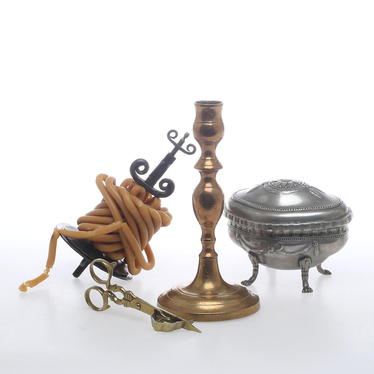 BELYSNINGSFÖREMÅL samt SOCKERSKRIN, 4 delar, bl a Skultuna Bruk, 18/1900-tal.