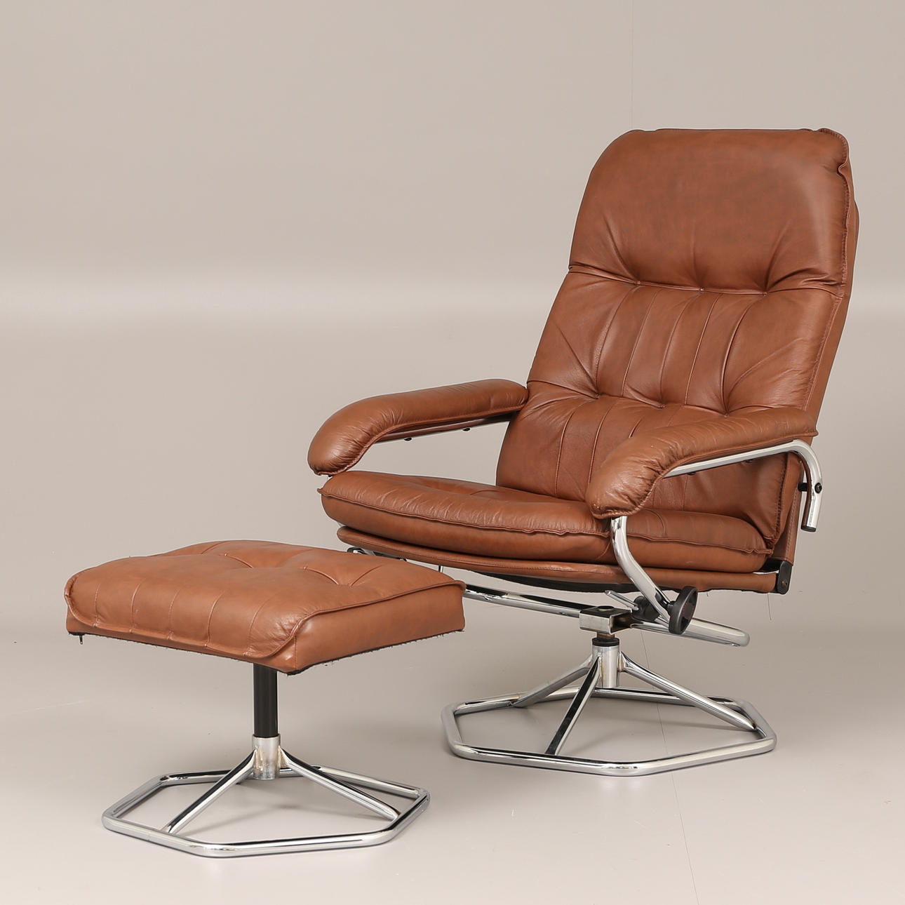 FÅTÖLJ med pall, märkt Unico, Danmark.