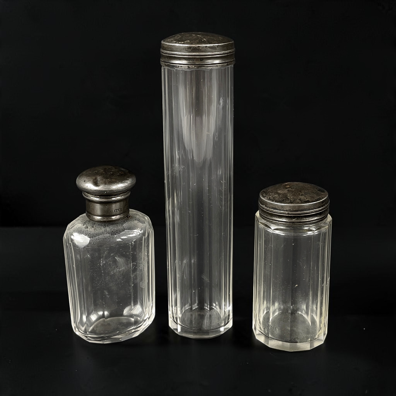 NECESSÄRFLASKOR, 3 st, lockburkar, glas med lock i silver.
