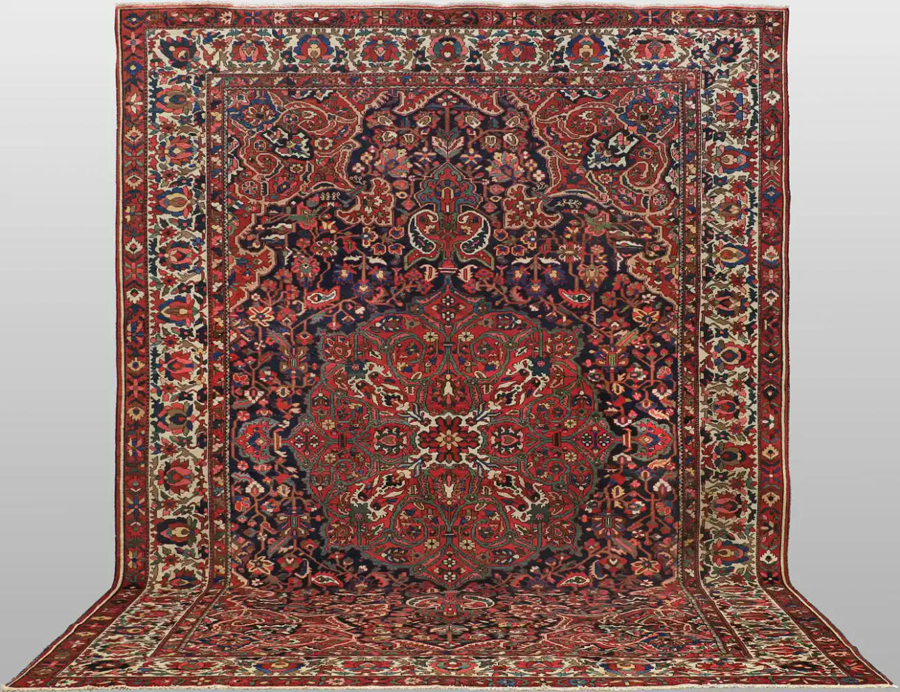 ORIENTMATTA. Antik Baktiari, ställvis slitage, 438 x 330 cm.