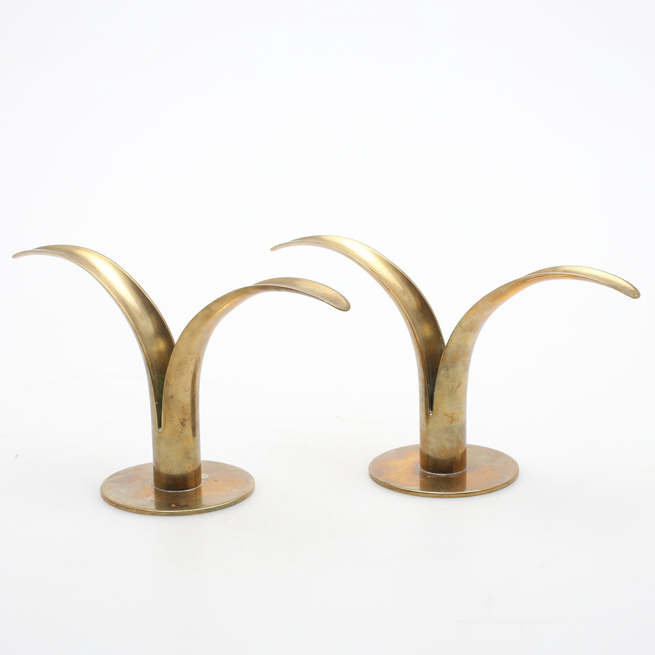 IVAR ÅLENIUS BJÖRK. ett par, ljusstakar, "Liljan", Ystad metall, 1900-talet.