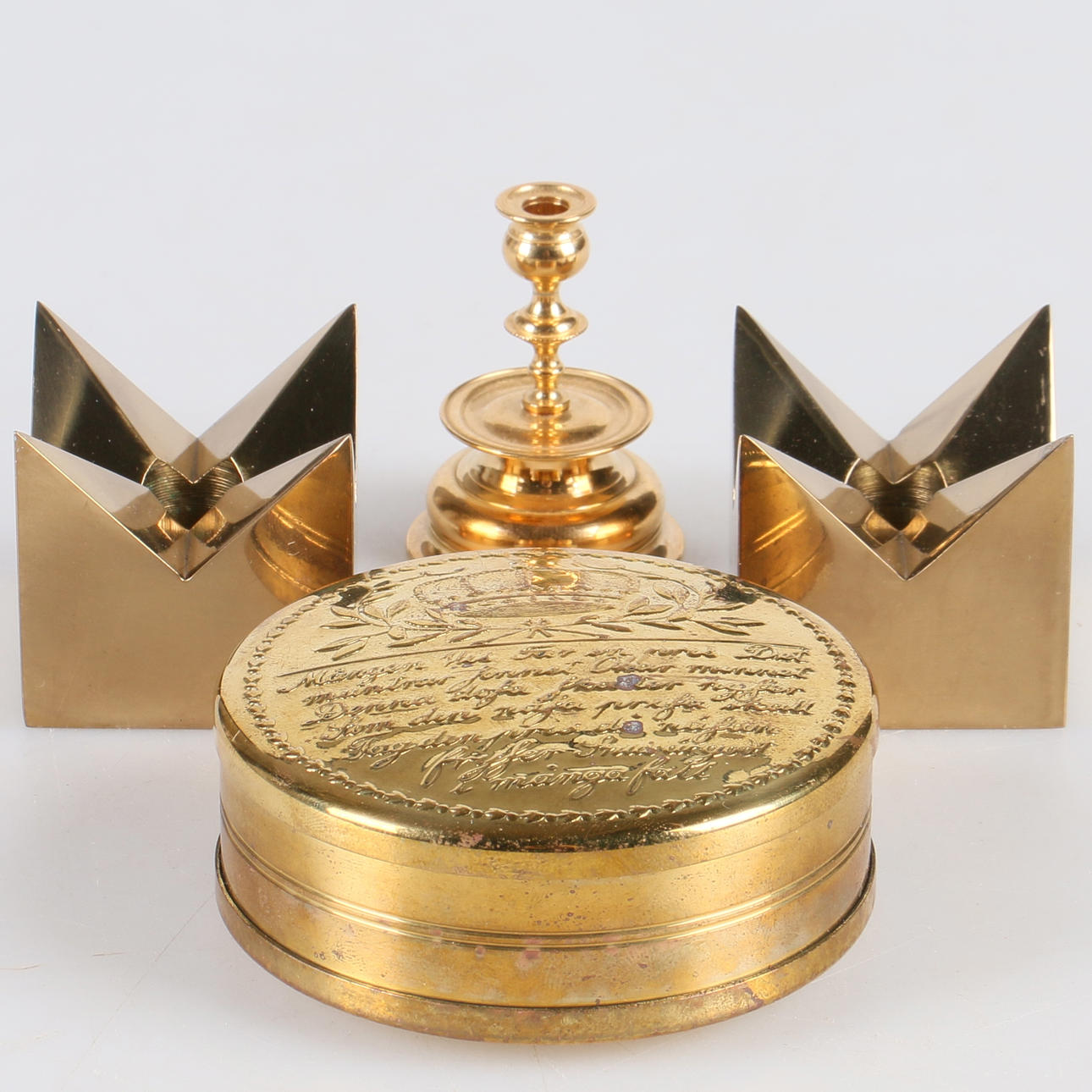 LJUSSTAKAR, samt snusdosa, 4 delar, mässing, Skultuna, 1900-tal.