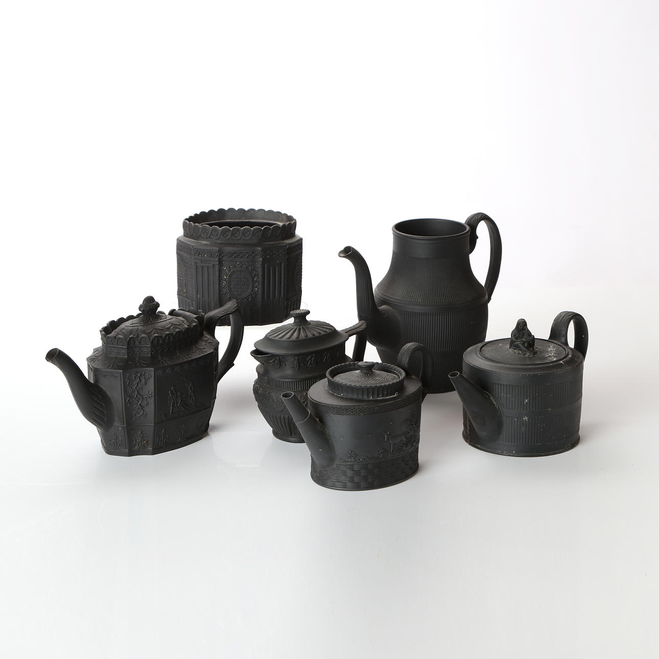 CERAMICS, SIX PIECES. Basalt ware. 19th/20th century.