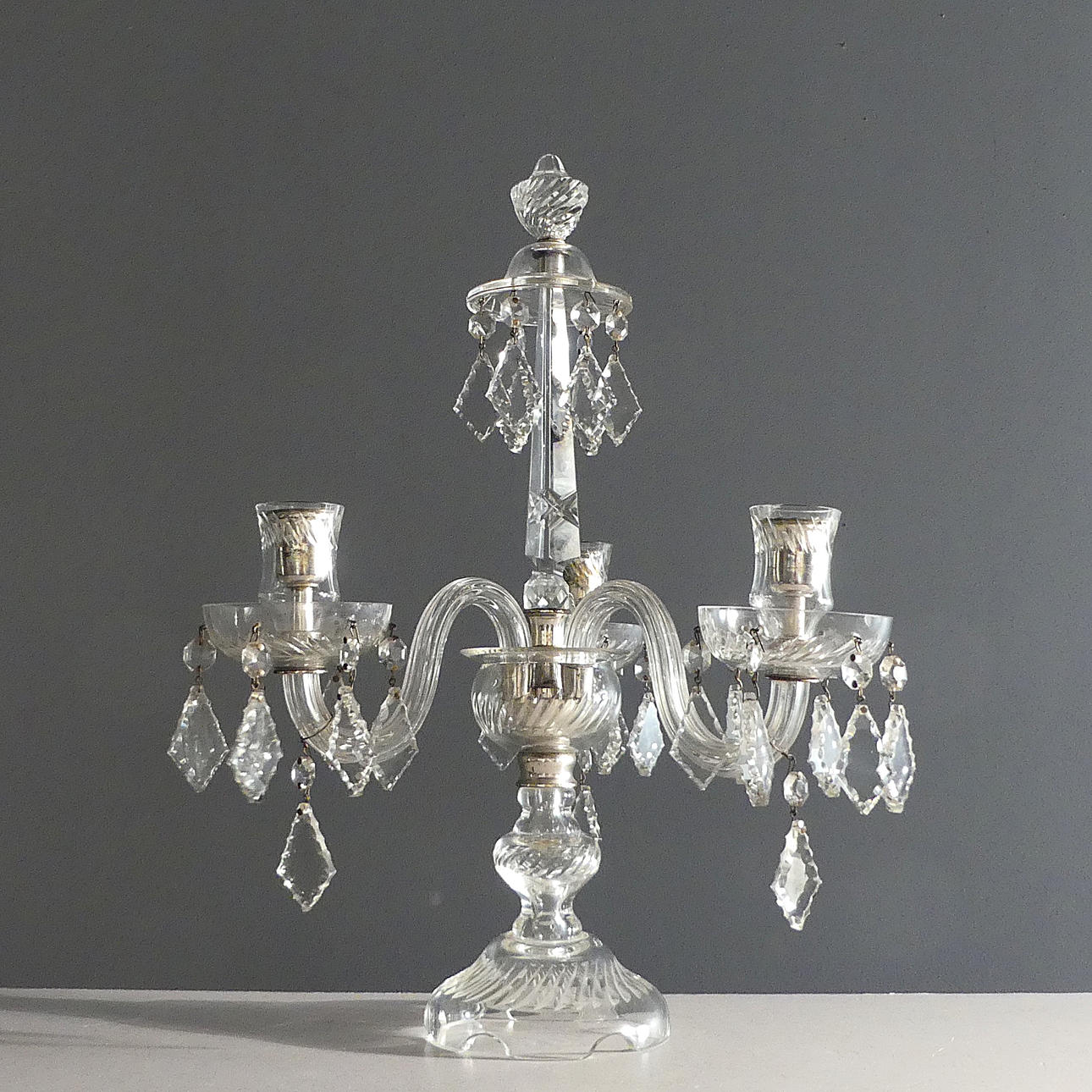 KANDELABER, glas, behängd med lövprismor.