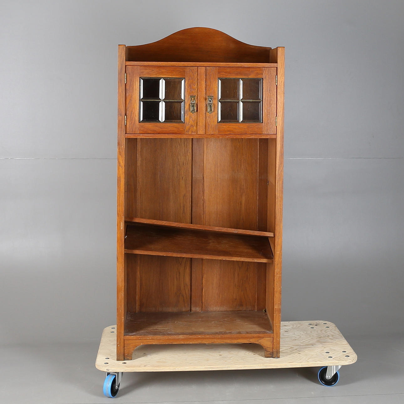 EKMÖBLEMANG, 3 delar, skänkskåp samt bokhylla med vitrinskåp, ek/furu, ekfaner, jugend, 1900-tal.