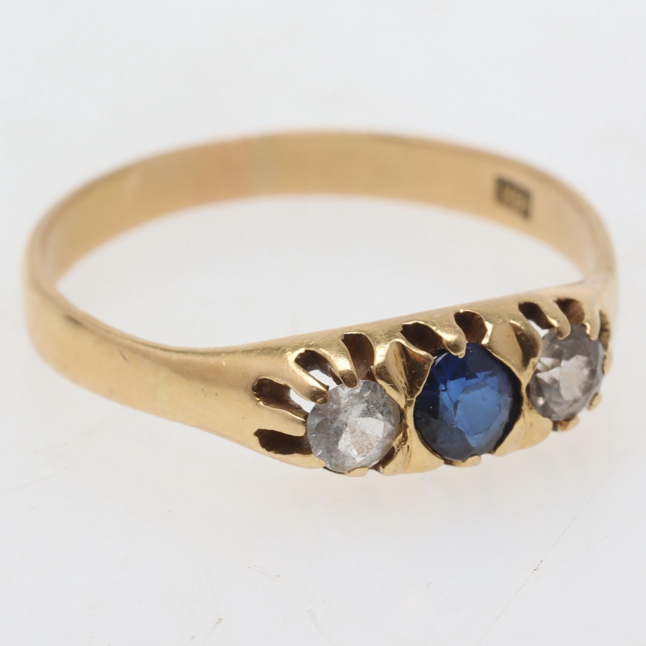 RING, 18K guld med safirer.