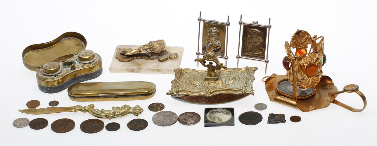 METALLFÖREMÅL, bl.a. mynt, 1800-1900-tal.