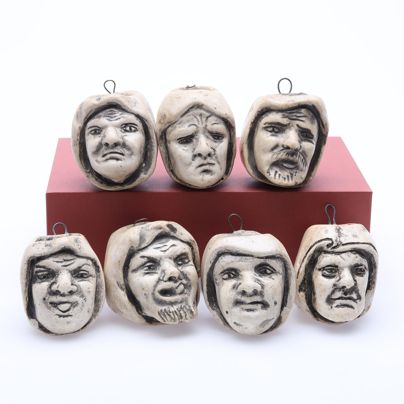 VÄGGMASKRONER / PIPHÅLLARE 7 st.