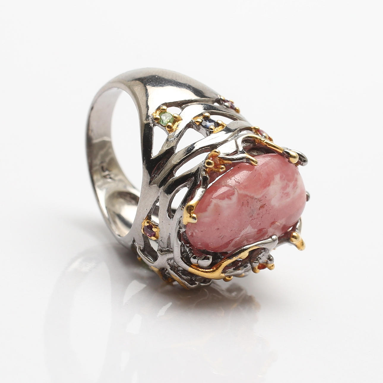 RING, sterlingsilver med rodokrosit, tsavoriter samt safirer, vikt 14,36 gram.